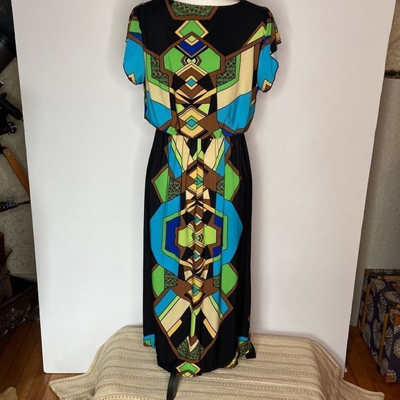 Emerald Dress Geometric Print Dress - Picture 3 of 10